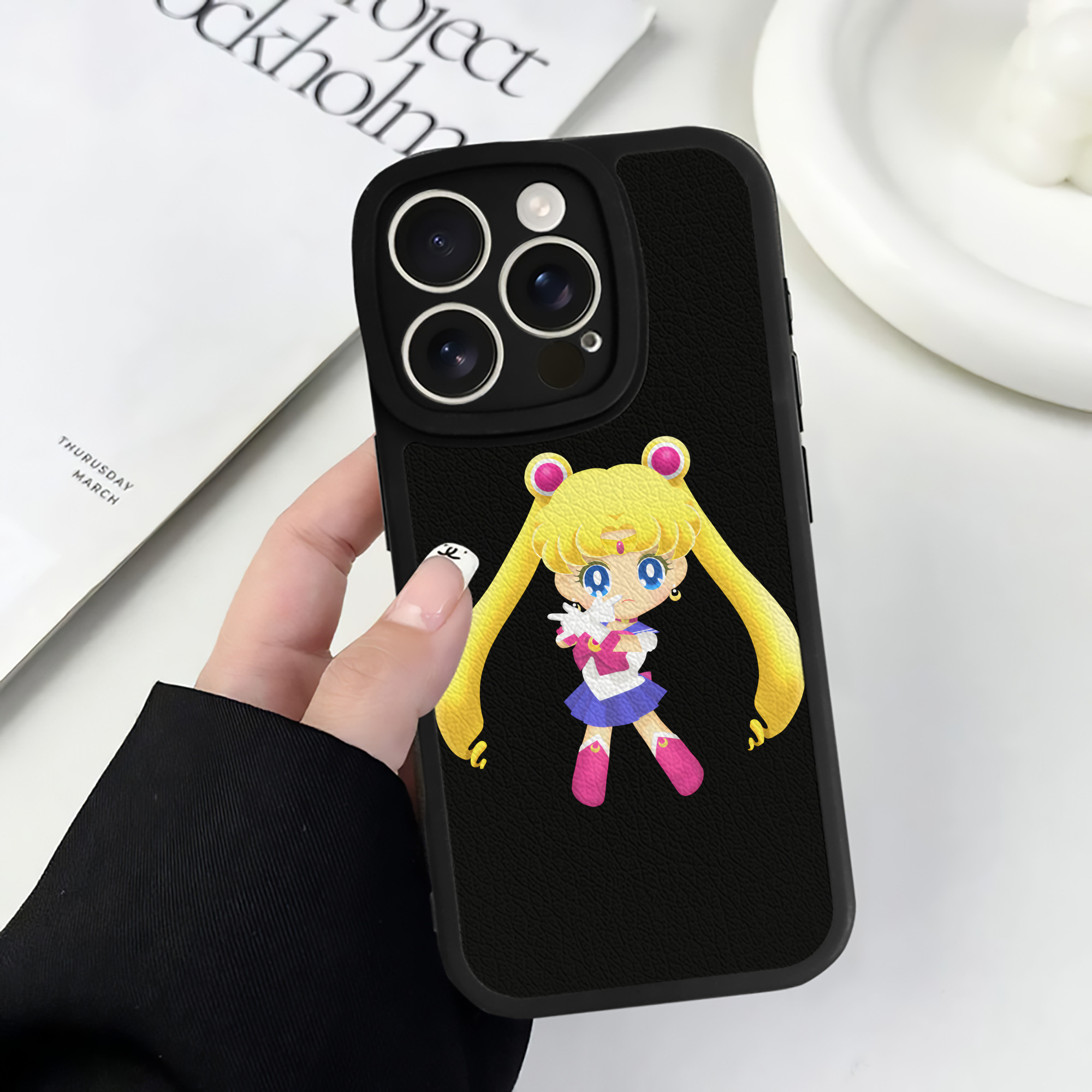 （画像用） 美少女戦士セーラームーン 月野 うさぎ つきの うさぎ Sailor Moon Tsukino Usagi 【iPhone 16シリーズ対応】シリコンスマホケース（レザー調） 材質：シリコン